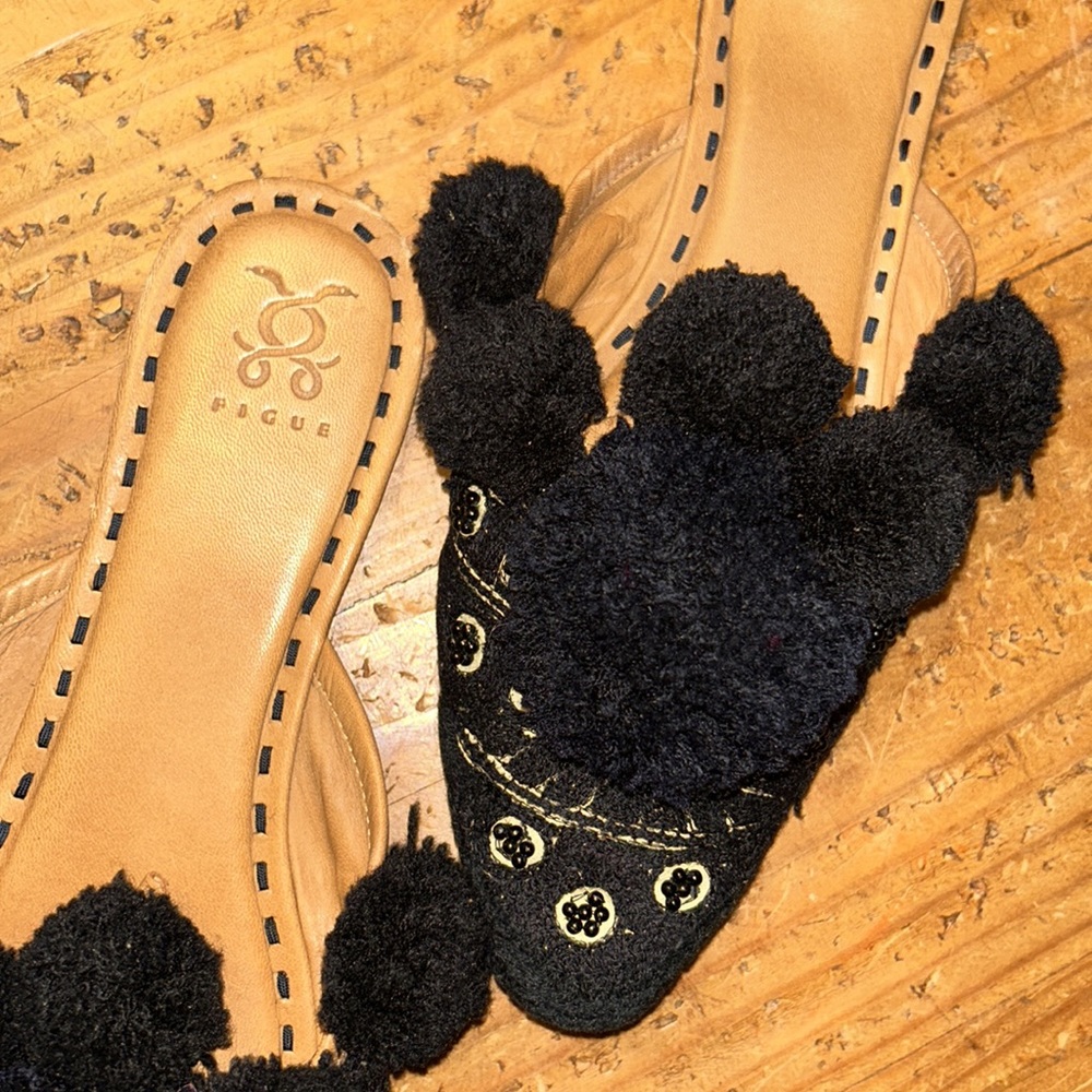 FIGUE sz 10 IRIS Black patterned pom-pom mules, preowned BoHo Anthropologie - Picture 6 of 6